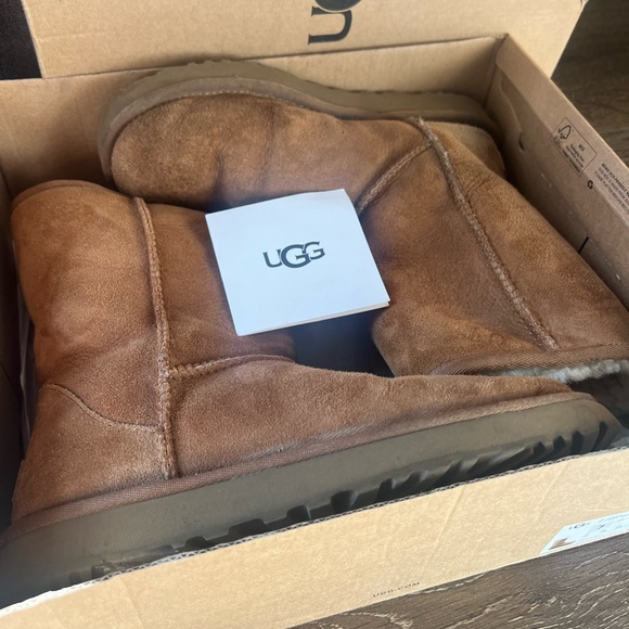 UGG Women’s Classic Short II boots - Picture 8 of 10
